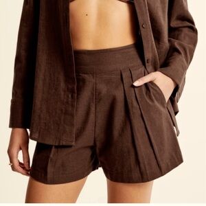Abercrombie & Fitch linen blend, high-rise, pull-on shorts. Brown. Size XS
